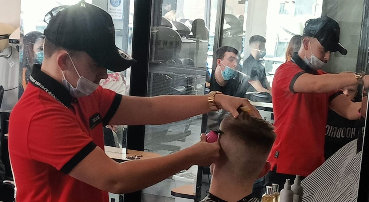 Former Barbering student gives demonstration in SERC's Lisburn salon.